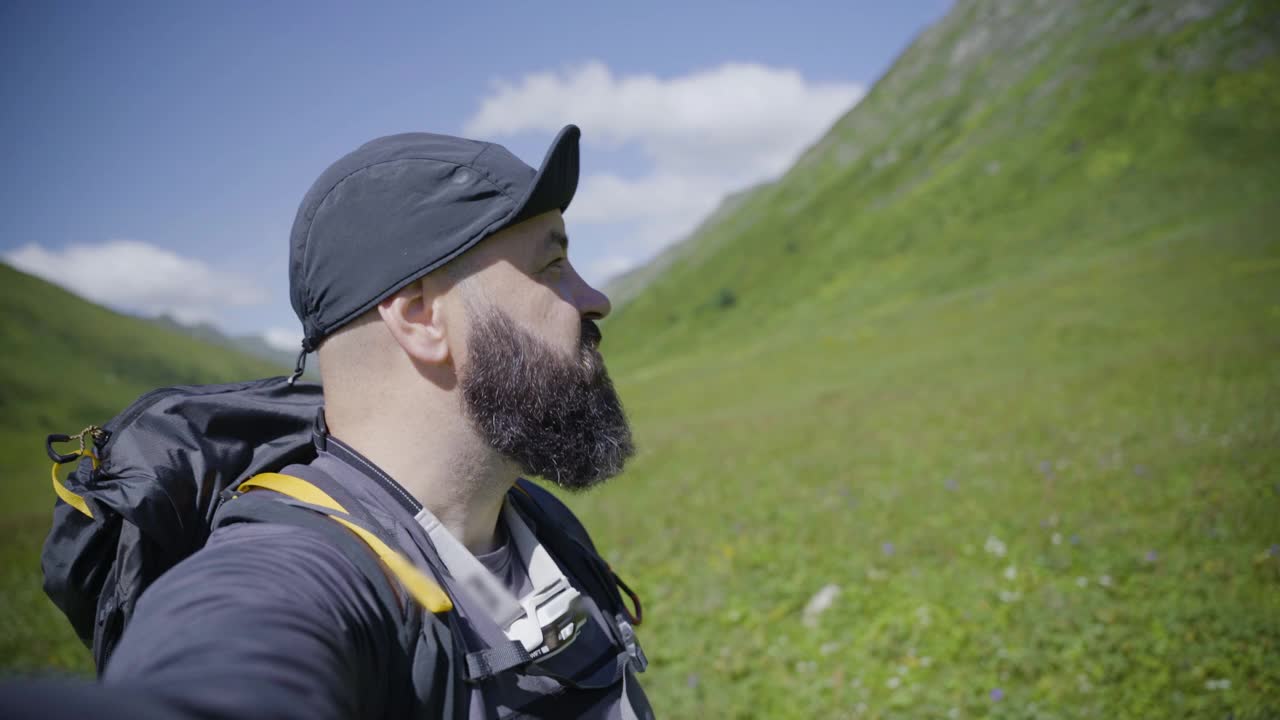 徒步旅行者抬头看山，侧视图视频素材