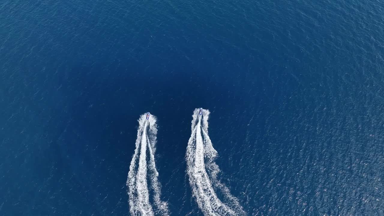 水上摩托艇在蓝色海洋中的鸟瞰图视频素材