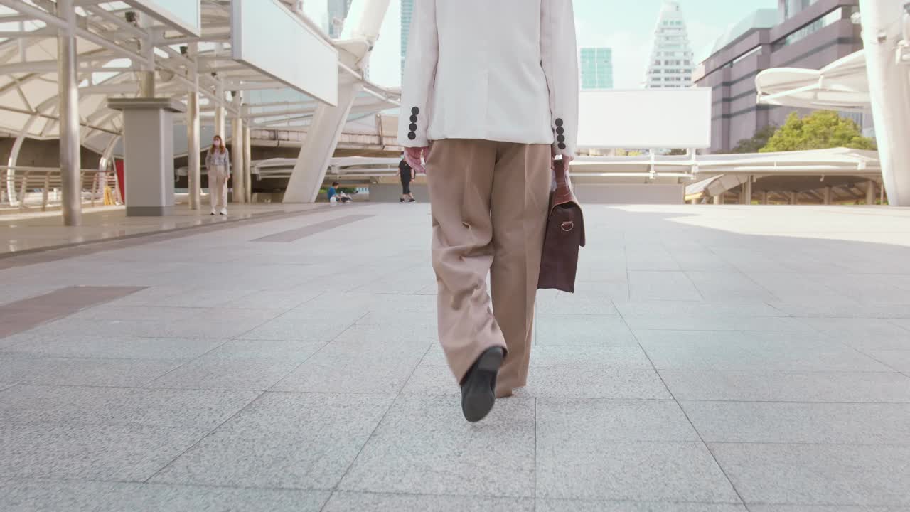 一个年轻的女商人在走路视频下载