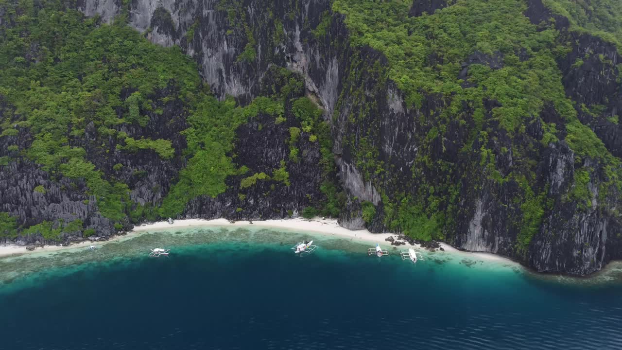 航拍的船在菲律宾与绿松石水色在阳光明媚的一天在埃尔尼多视频素材