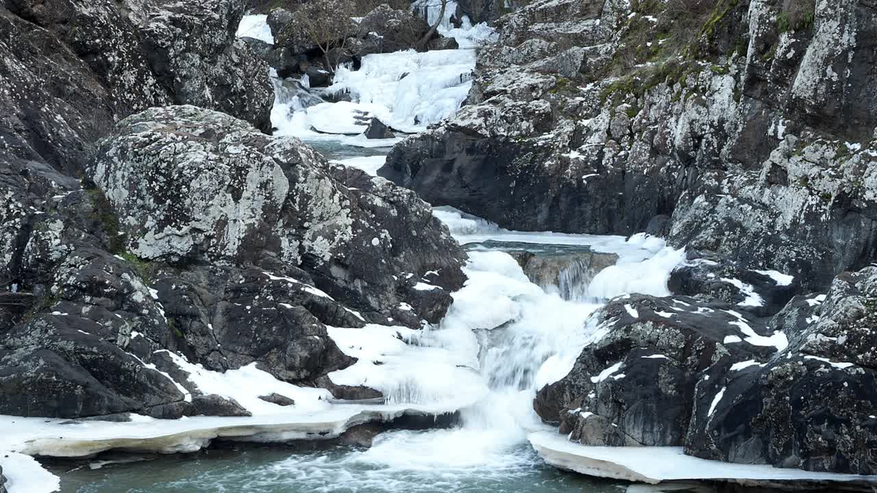 冬天，山上有雪景瀑布。视频素材