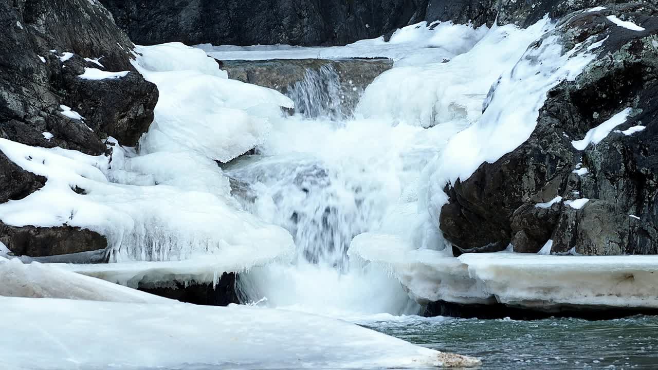 冬天，山上有雪景瀑布。视频素材