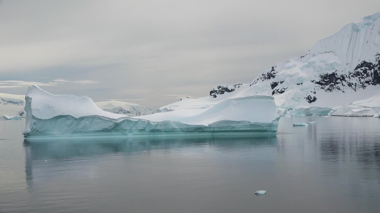 海洋。五彩缤纷的海水。海景，雪山和岩石。气候变化视频素材