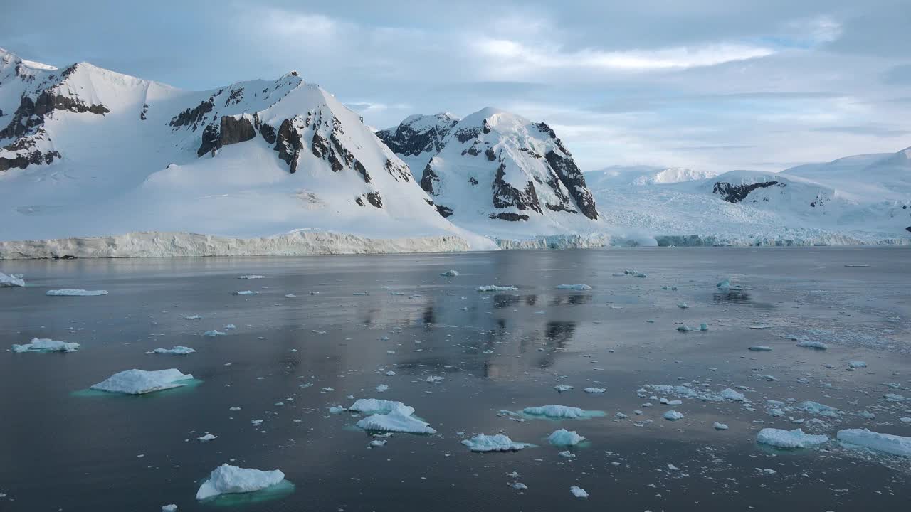 海洋。五彩缤纷的海水。海景，雪山和岩石。气候变化视频素材