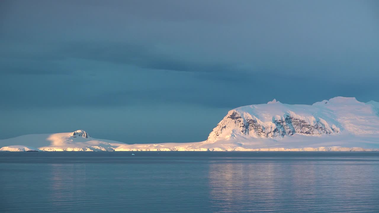 海洋。五彩缤纷的海水。海景，雪山和岩石。气候变化视频素材