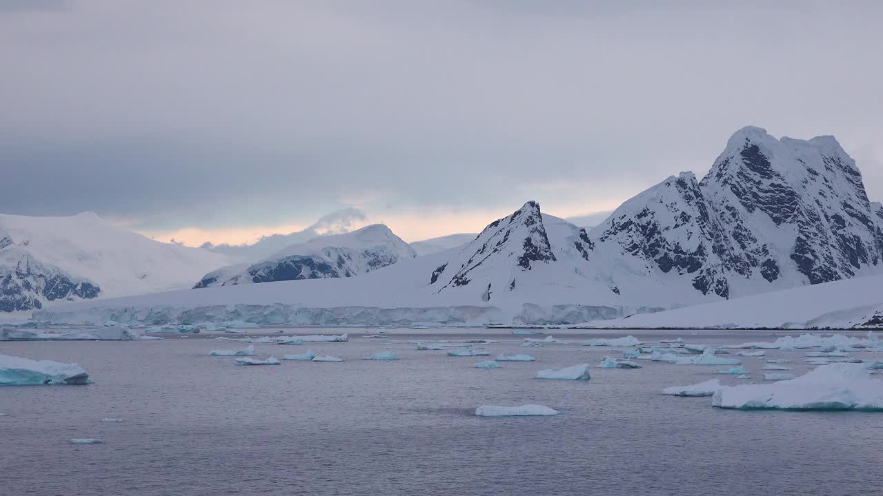 海洋。五彩缤纷的海水。海景，雪山和岩石。气候变化视频素材