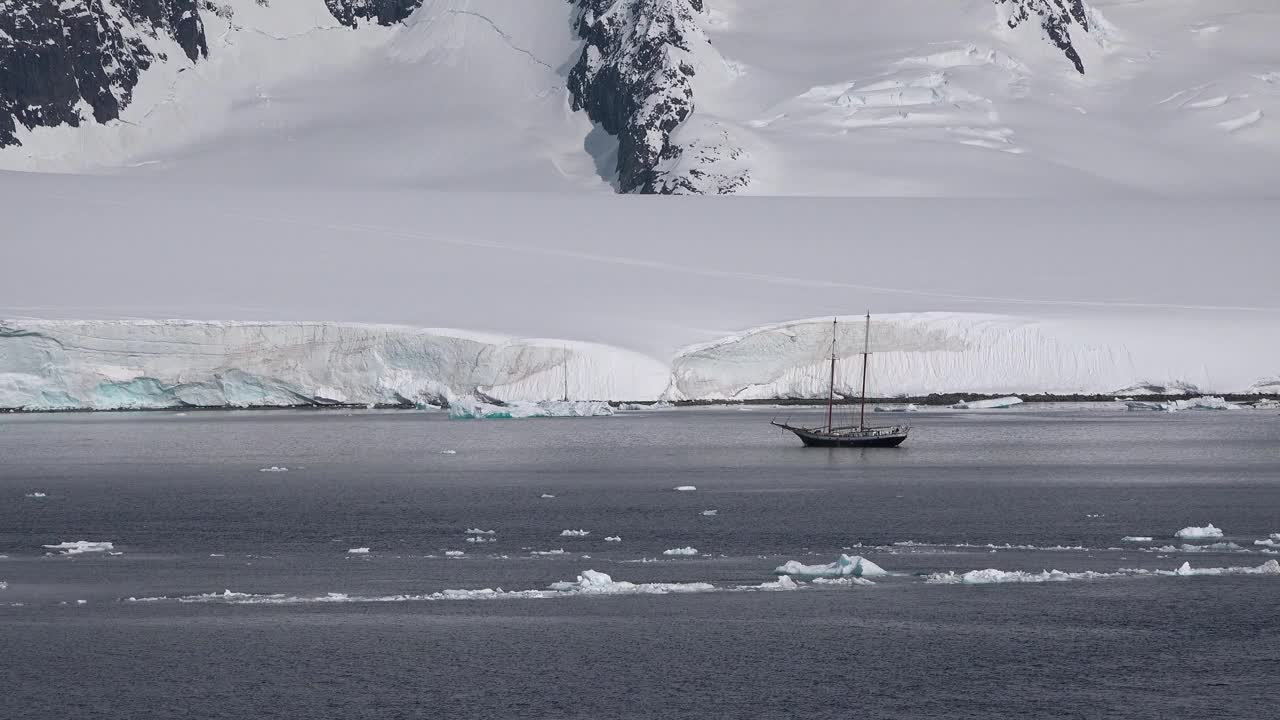 海洋。五彩缤纷的海水。海景，雪山和岩石。气候变化视频素材