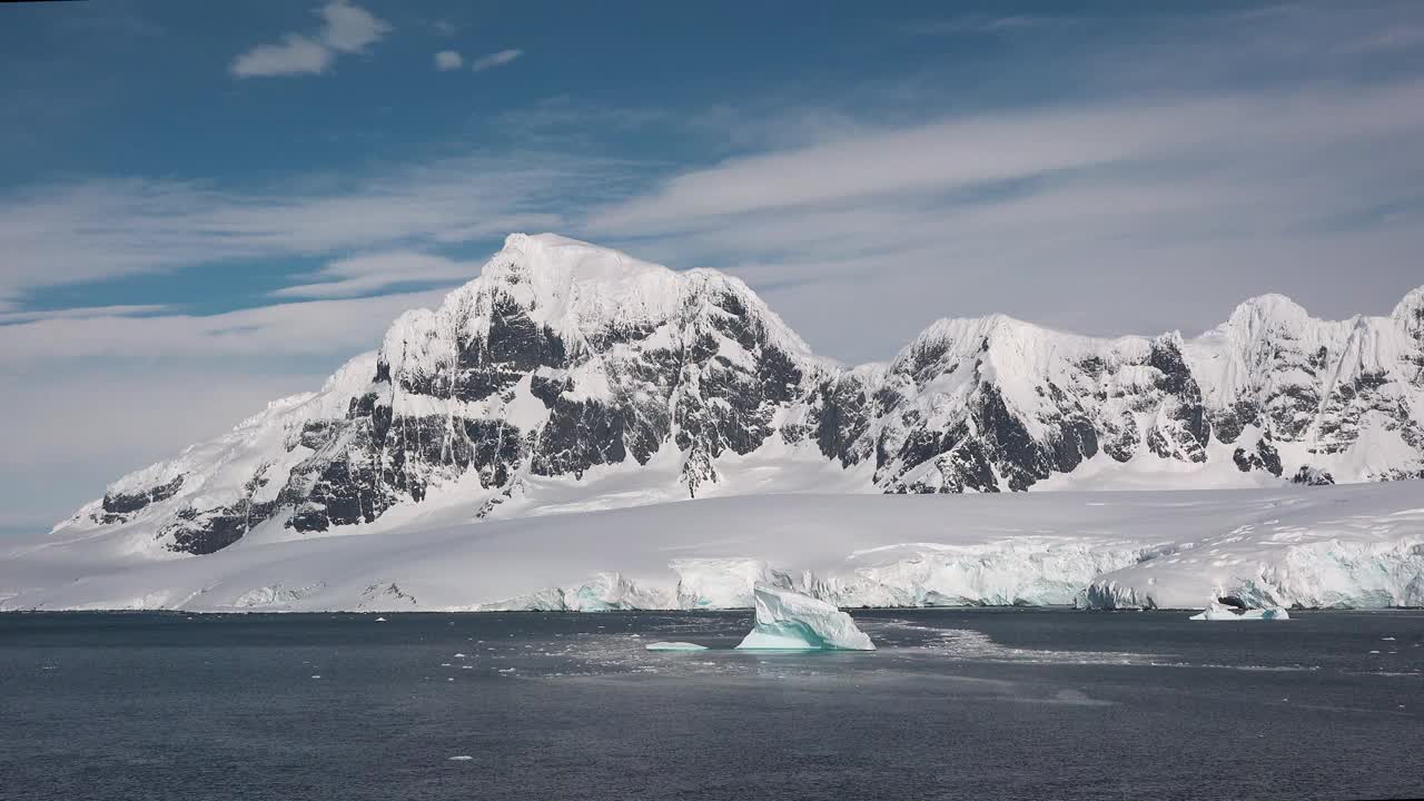 海洋。五彩缤纷的海水。海景，雪山和岩石。气候变化视频素材