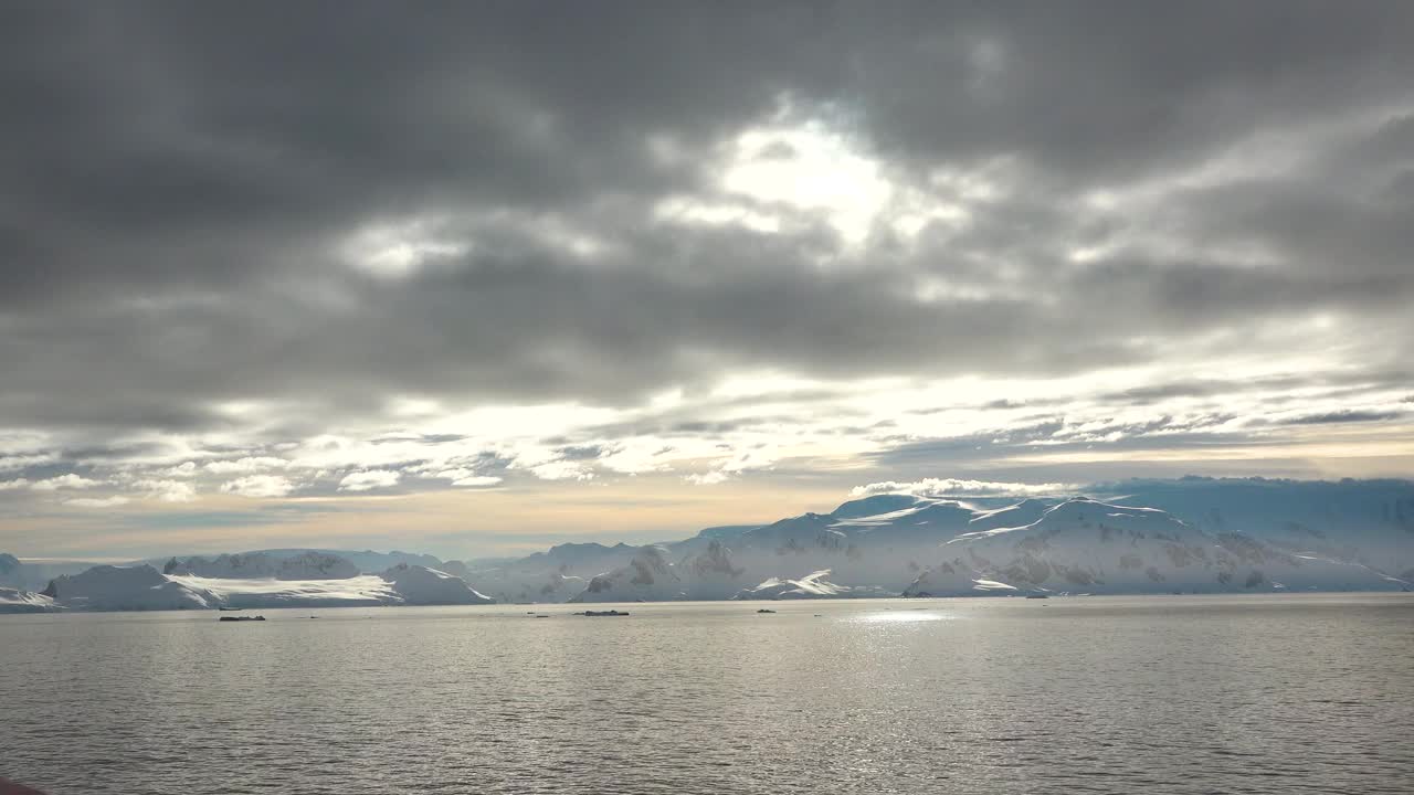 海洋。五彩缤纷的海水。海景，雪山和岩石。气候变化视频素材