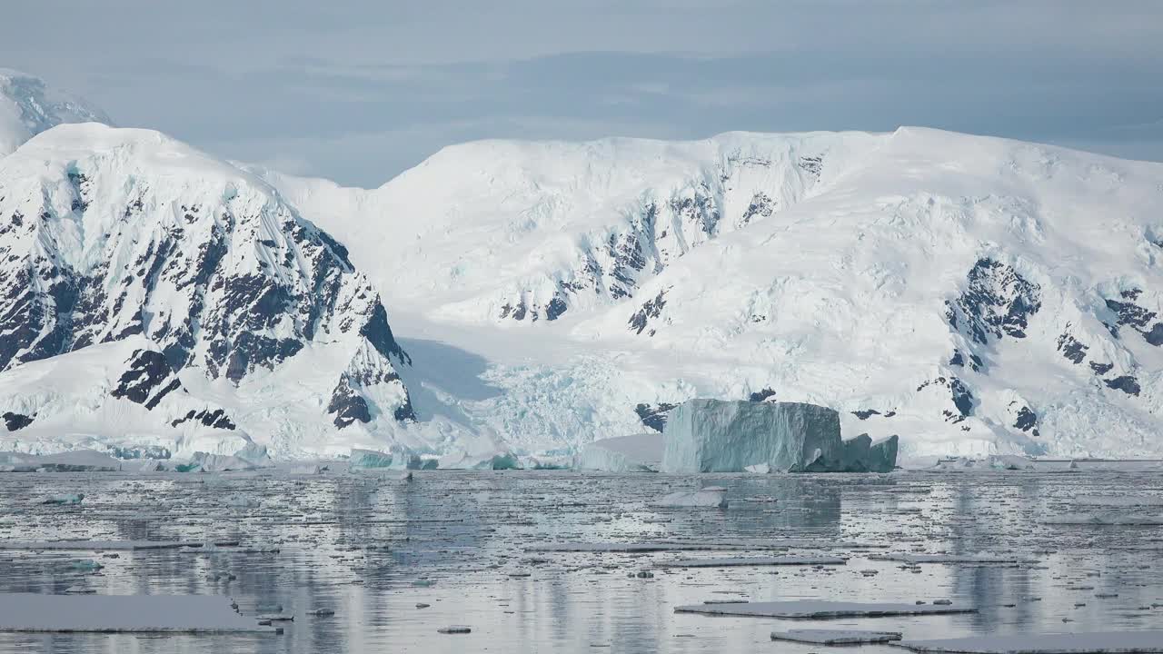 海洋。五彩缤纷的海水。海景，雪山和岩石。气候变化视频素材