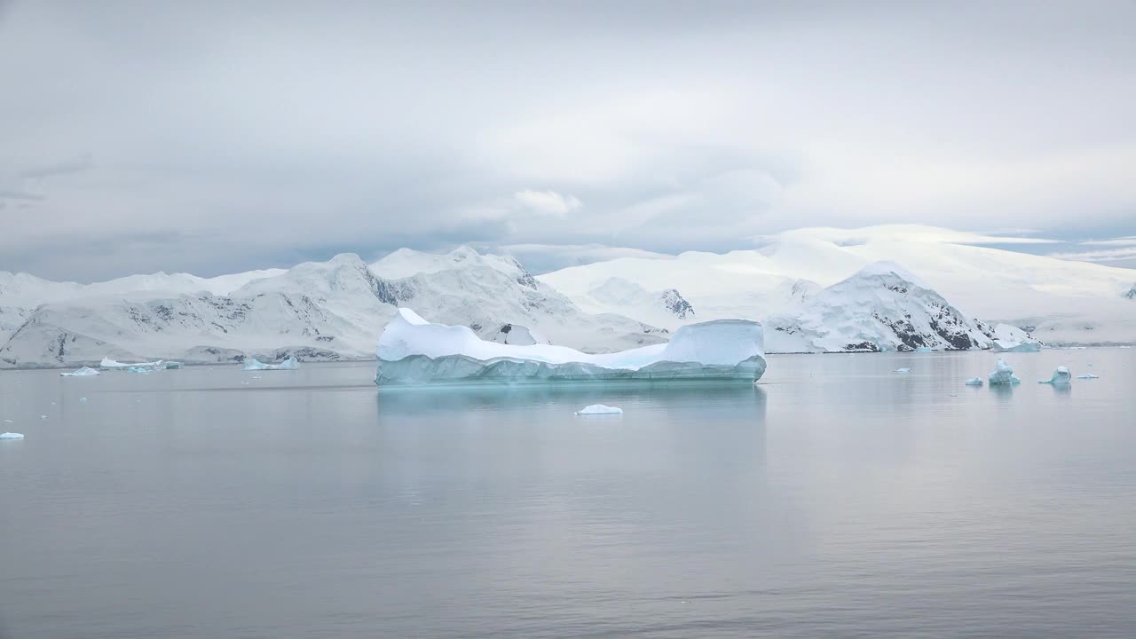 海洋。五彩缤纷的海水。海景，雪山和岩石。气候变化视频素材