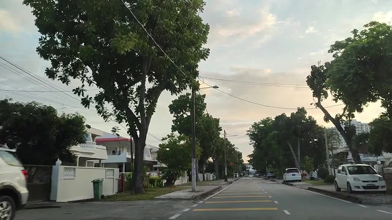 汽车移动的观点与日落多云的天空视频下载