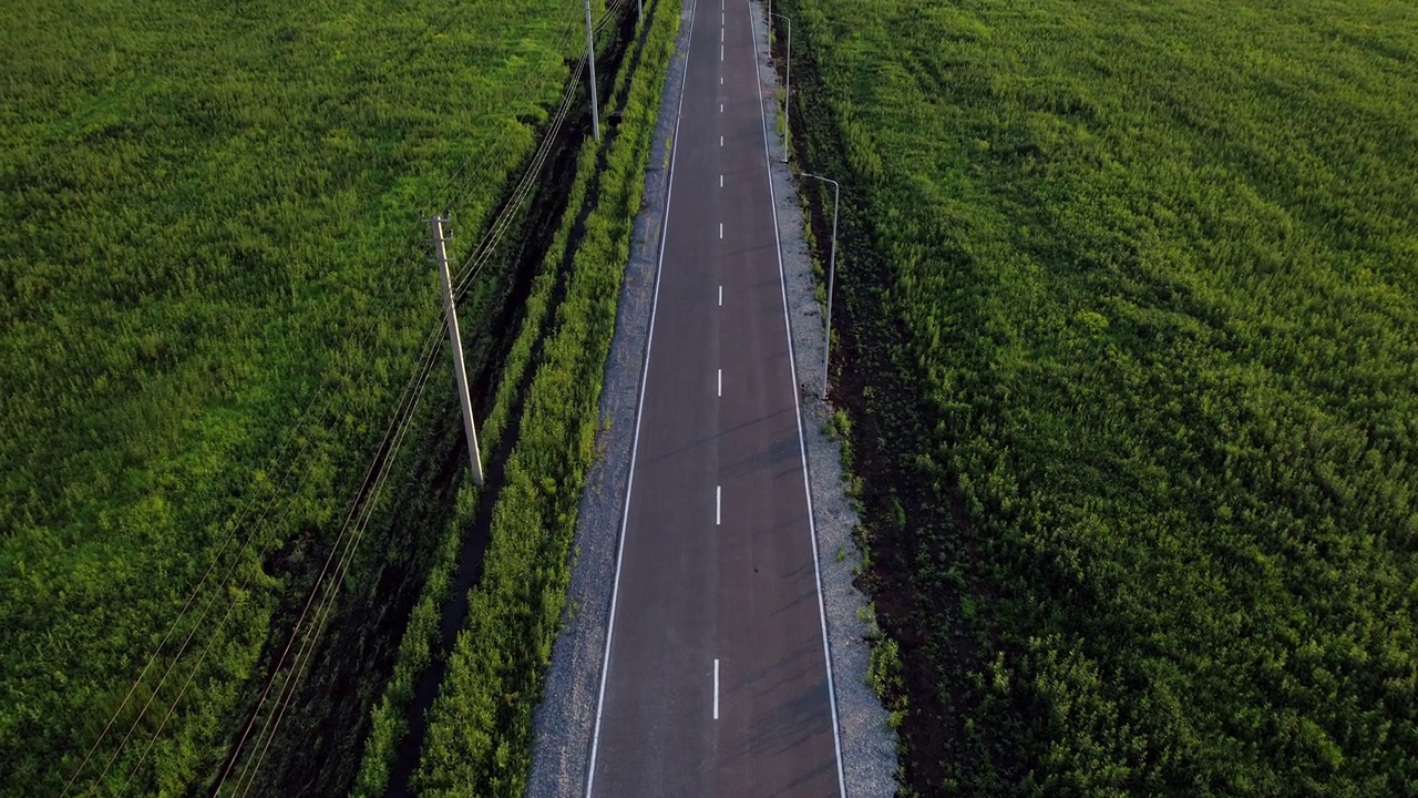 空公路与道路标志鸟瞰图视频素材