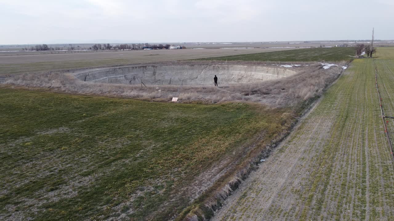 Large collapse sinkhole or "obruk" in Karapınar (Konya, Türkiye)视频素材