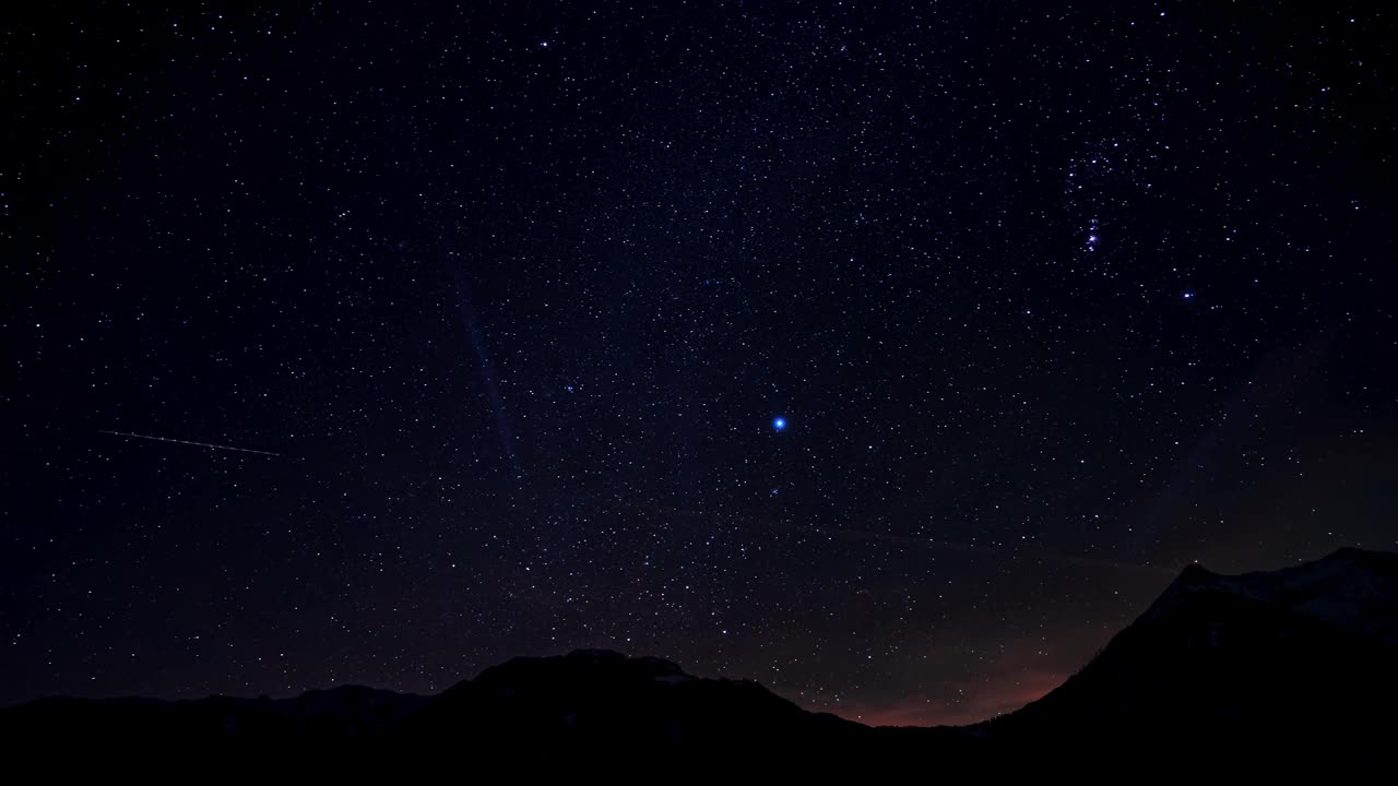 银河系在意大利阿尔卑斯山脉的山脊上移动。山间星夜时光流逝。视频素材