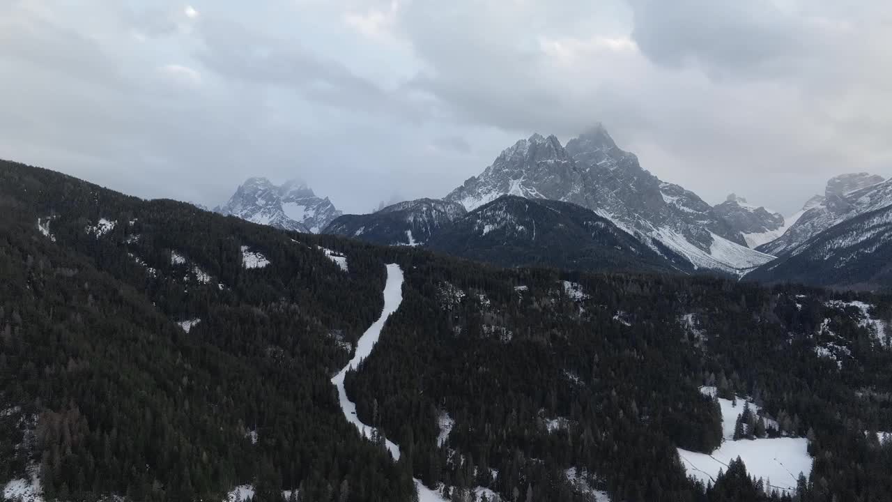 从飞机鸟瞰的蓝色白雪覆盖的加拿大山地景观视频素材