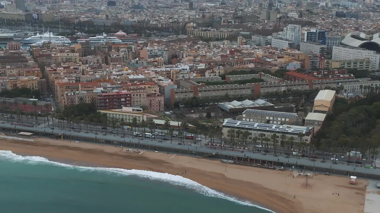 巴塞罗那中央海滩鸟瞰图圣米克尔塞巴斯蒂安plage巴塞罗那区加泰罗尼亚。视频素材