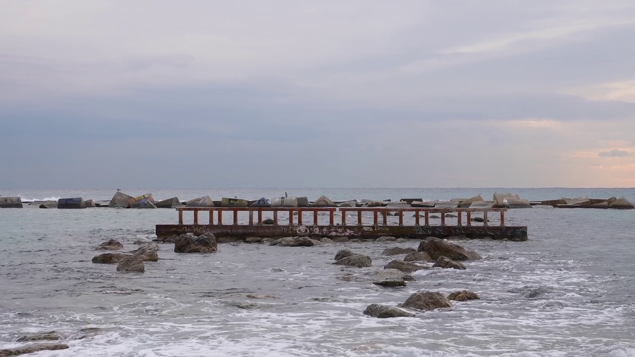 巴塞罗那海滩上的海岸线和海岩。视频素材