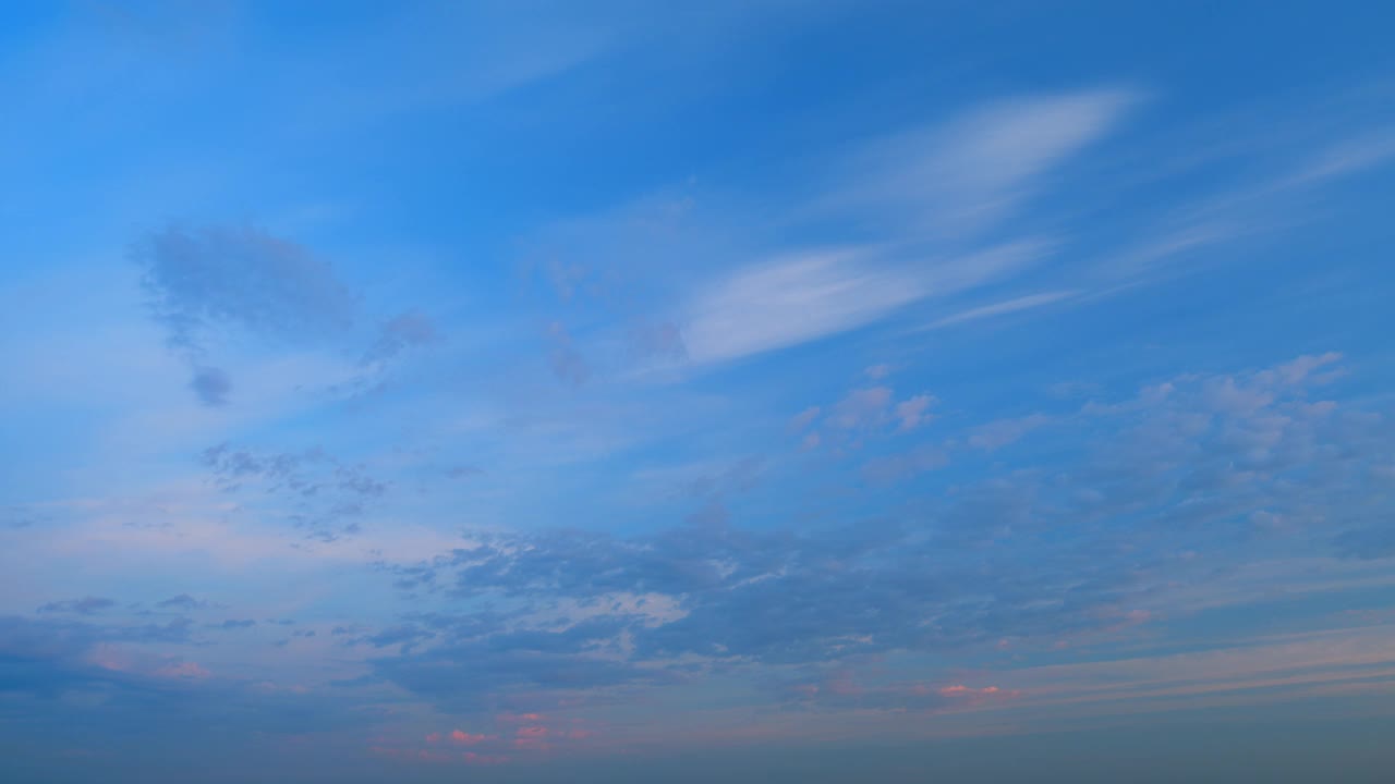 日落或黎明被温暖的太阳背光。全景风格的背景。日落或黎明的天空。间隔拍摄。视频素材