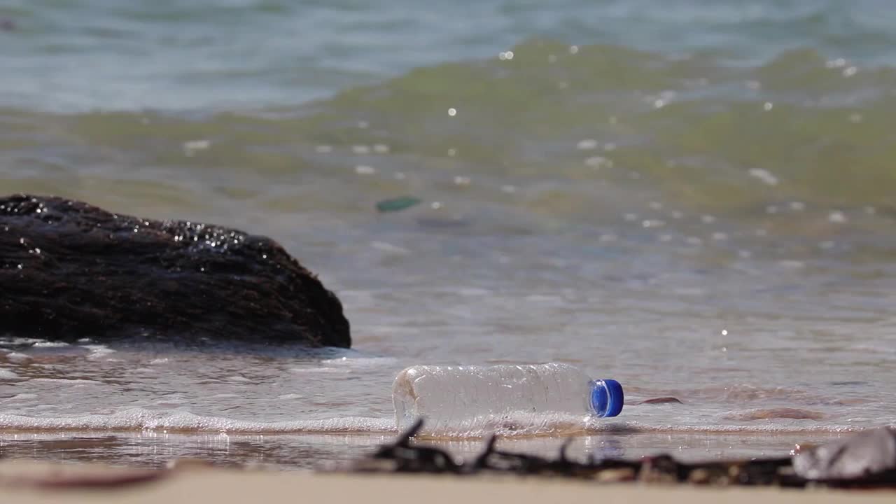 漂浮在海洋中的塑料垃圾。水中漂浮着碎片和污染物视频素材