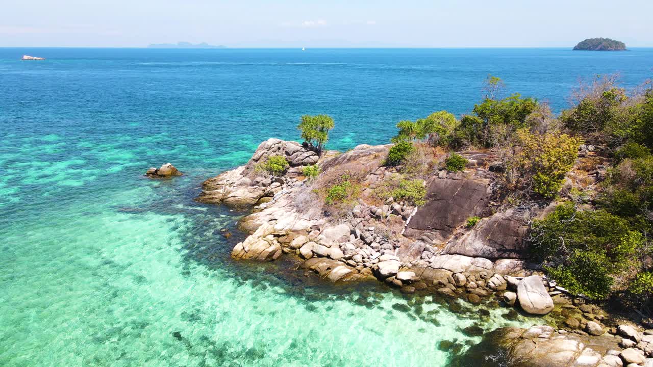 透明的海洋与小岛的美丽景色，里佩岛，泰国南部视频素材