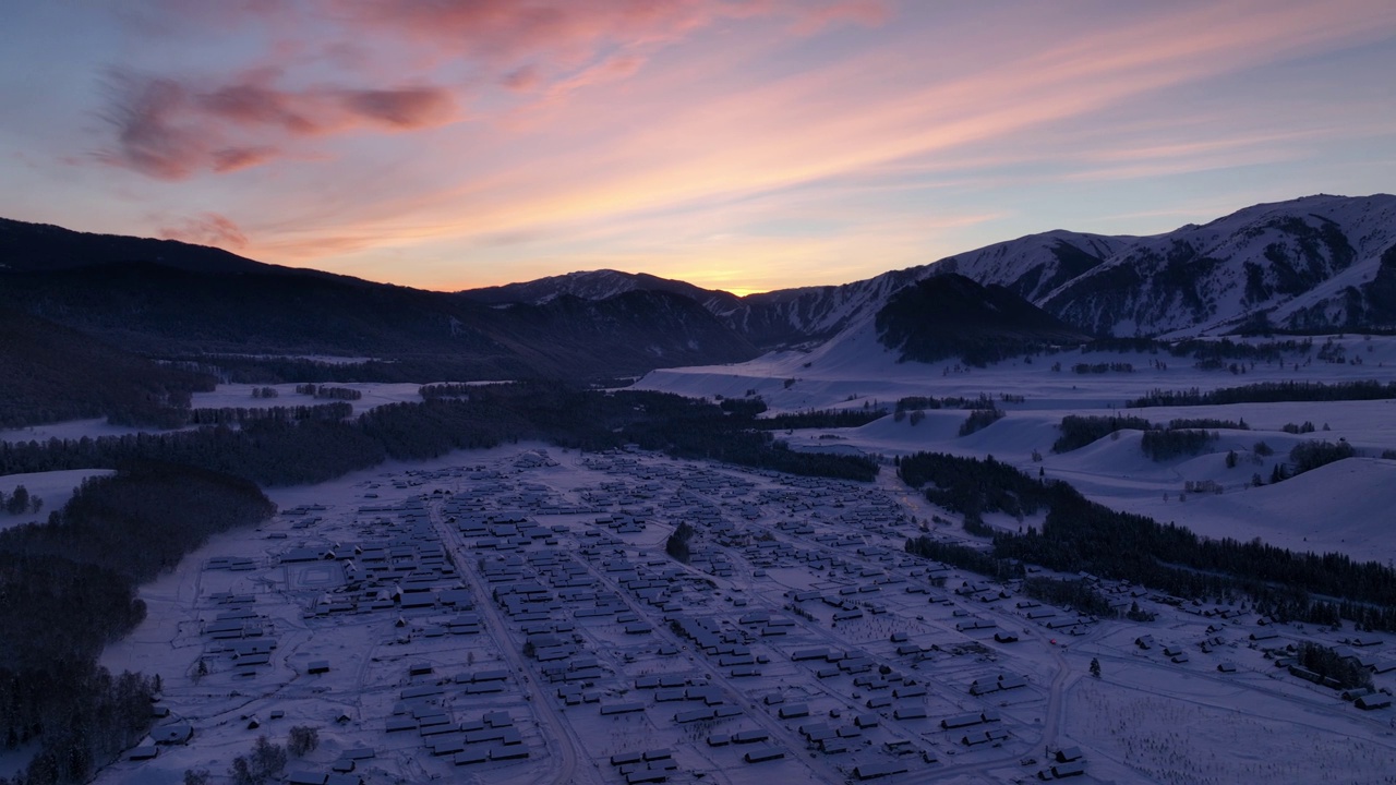 中国新疆省河木村日落时分的冬雪视频素材