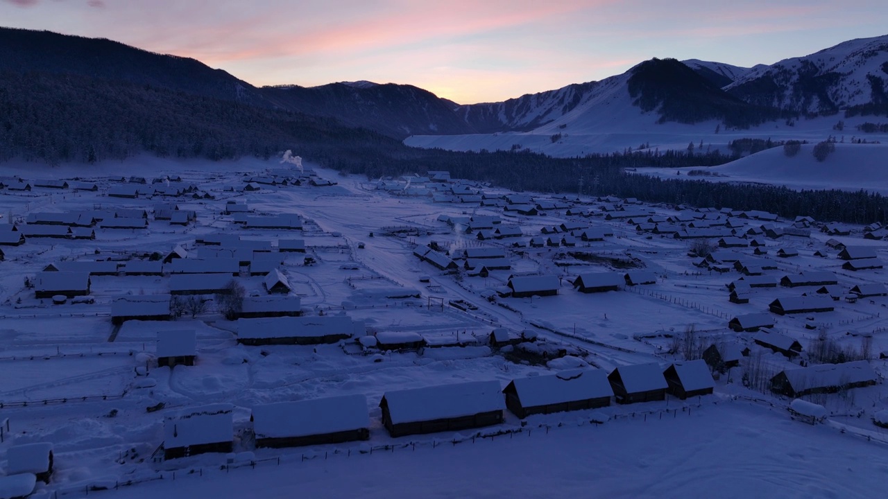 中国新疆省河木村日落时分的冬雪视频素材