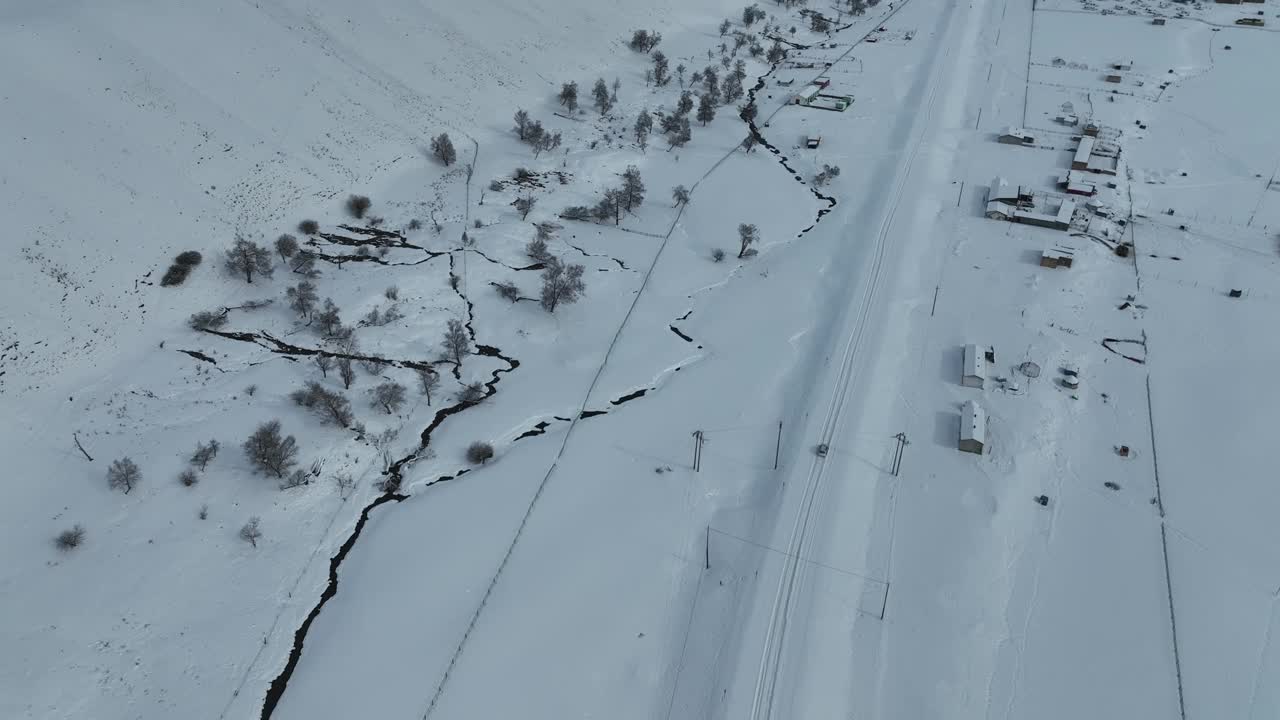 草地和森林被白雪覆盖视频素材