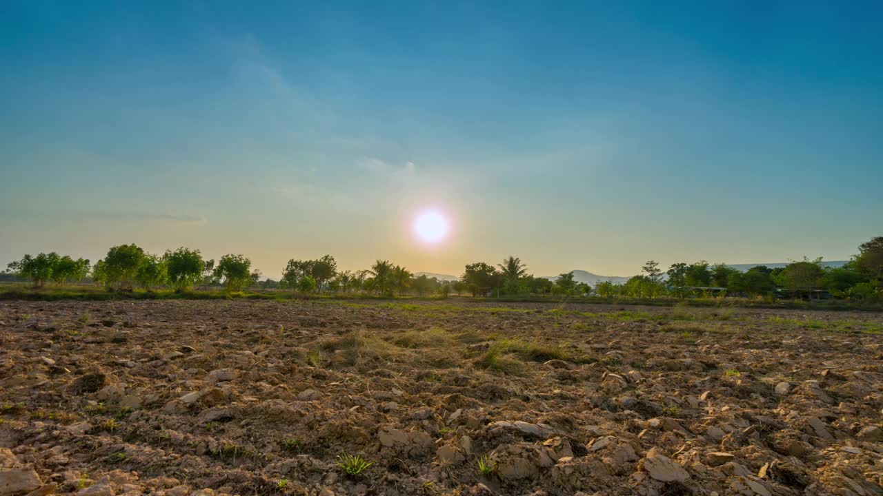 自然场景场和日落在农村与肮脏的土壤，泰国，4K时间推移。视频素材