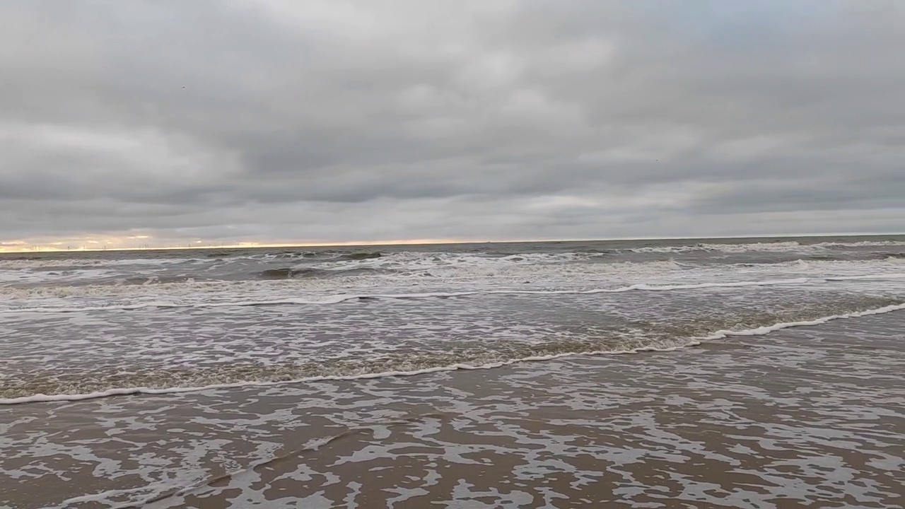 在荷兰北部的Egmond aan zee海岸拍摄的北海，在寒冷的秋冬季节。视频下载