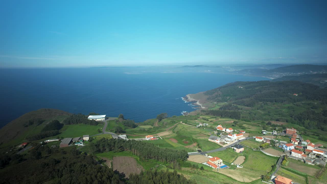 沿海村庄的海景房屋鸟瞰图视频素材