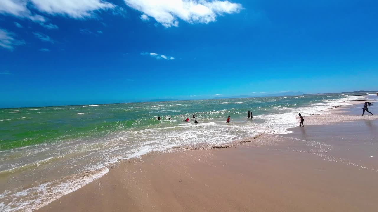 在海滩游泳。开普敦海滨。南非视频下载