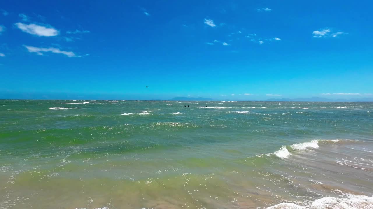 海滩和大海，人们在海里钓鱼。南非开普敦视频下载