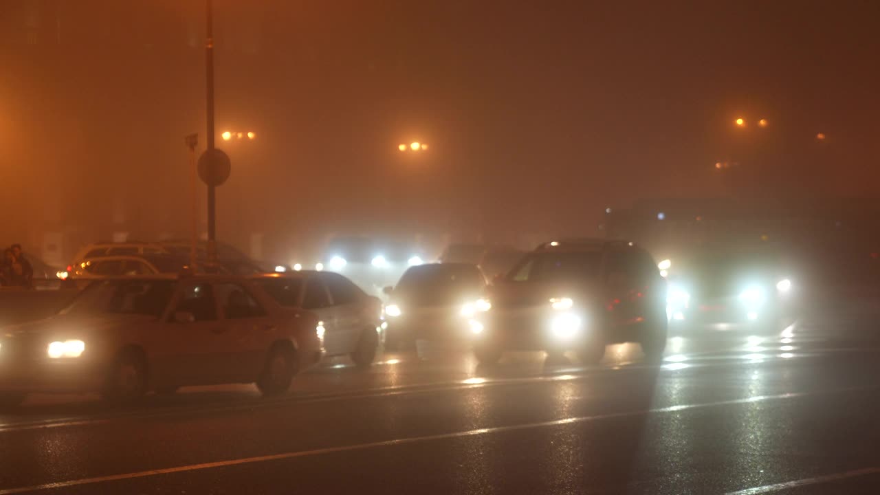 在一个大雾弥漫的夜晚，城市交通堵塞视频素材