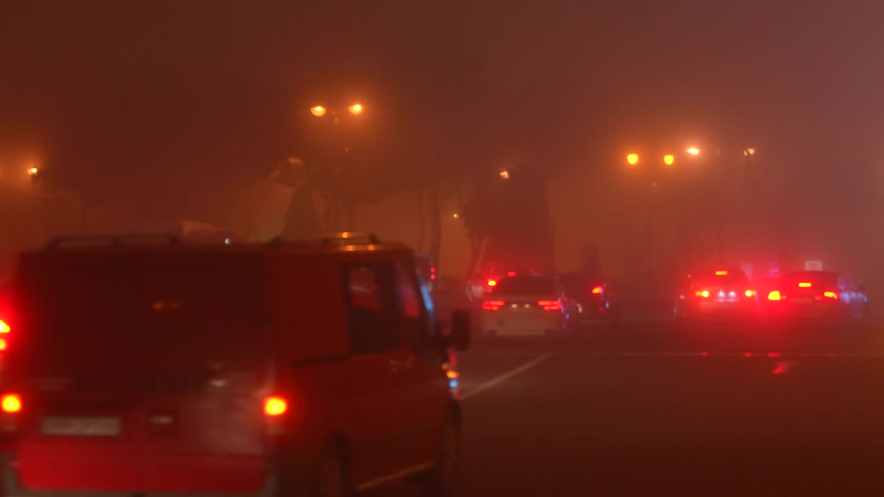 在一个大雾弥漫的夜晚，城市交通堵塞视频素材