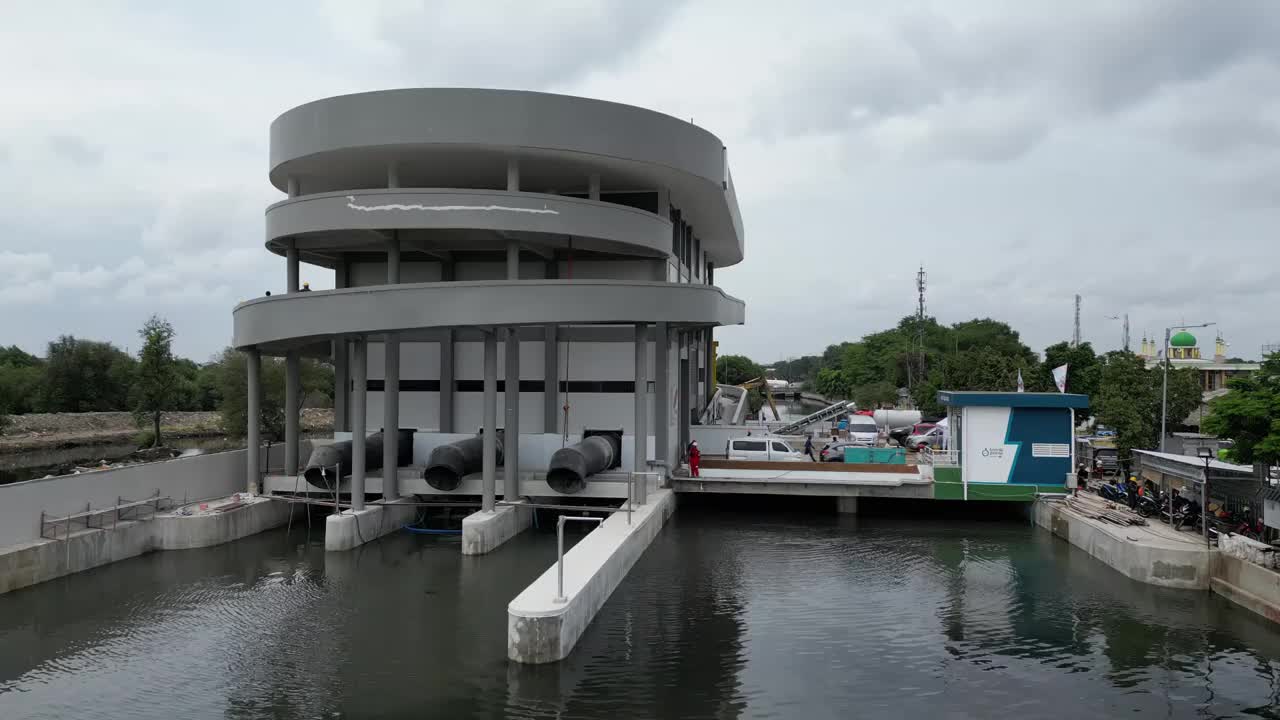 连接江海的圩田水泵系统建设视频素材