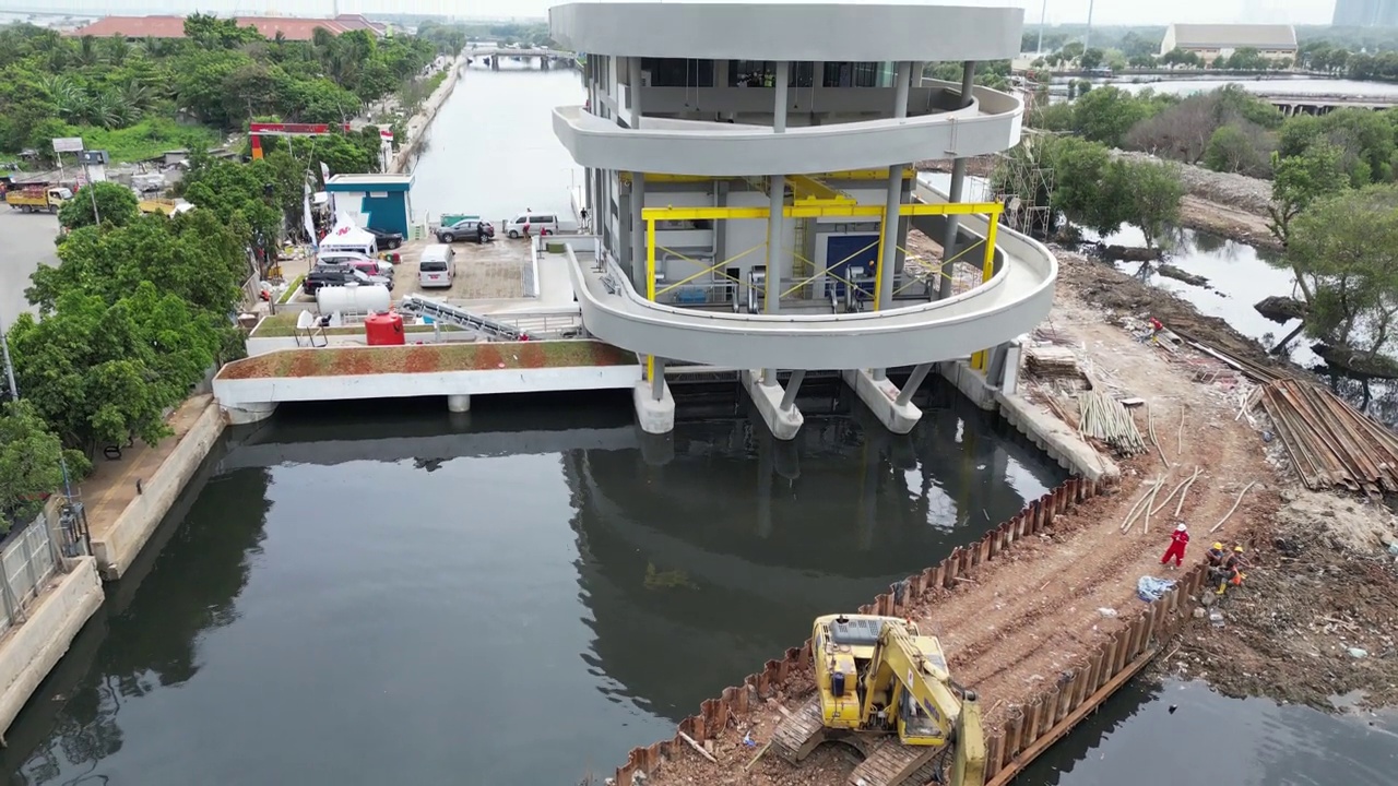 连接江海的圩田水泵系统建设视频素材