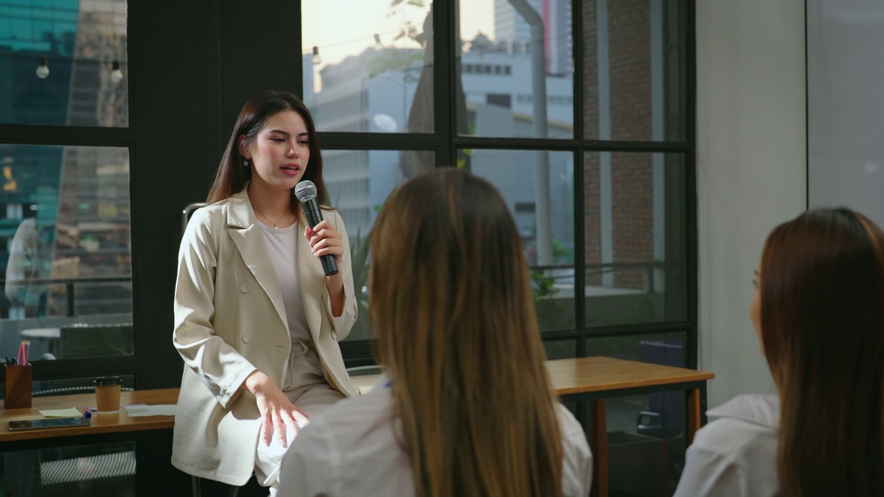 女教练在会议室向她的团队发表了一篇有力而鼓舞人心的演讲。视频素材