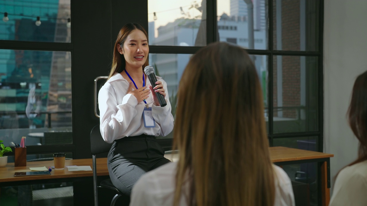 女教练在会议室向她的团队发表了一篇有力而鼓舞人心的演讲。视频素材