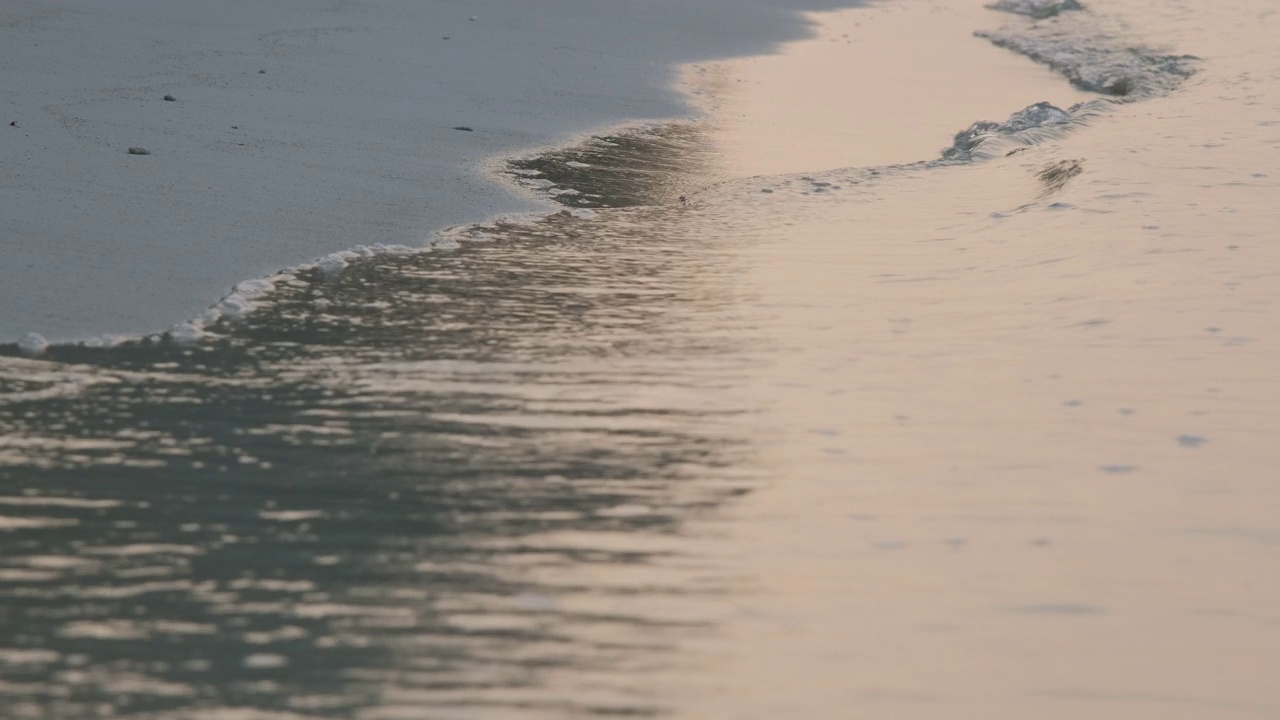 清晨沙滩上柔软的海浪视频素材