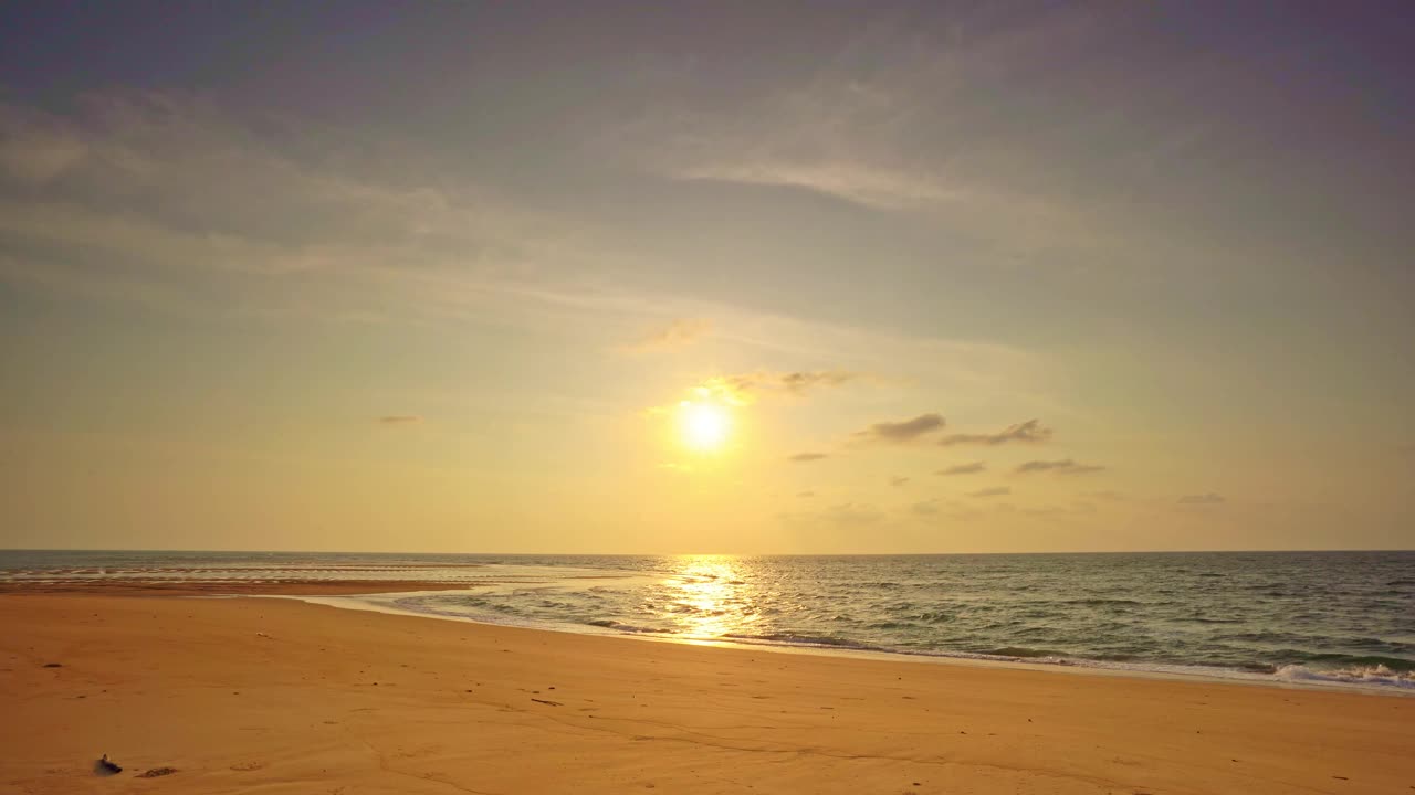 海面上五颜六色的日落或日出，开阔海面上的云，水面上反射的自然光的美丽阳光，海洋上的海滩日落，海上夏天和旅游度假的概念视频素材