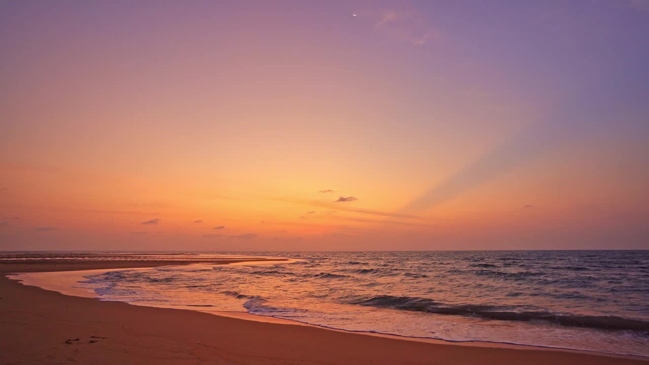 海面上五颜六色的日落或日出，开阔海面上的云，水面上反射的自然光的美丽阳光，海洋上的海滩日落，海上夏天和旅游度假的概念视频素材