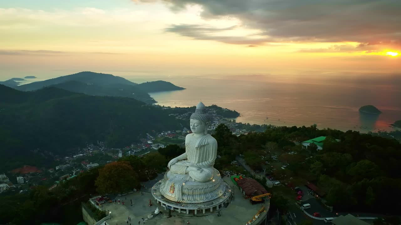 无人机在泰国普吉岛的高山上拍摄大佛视频素材