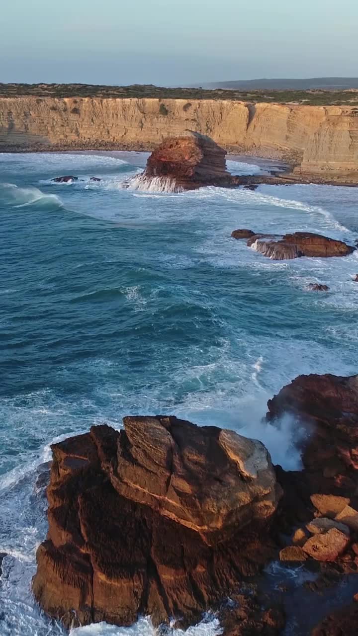 航拍的大西洋海岸与岩石在葡萄牙视频素材