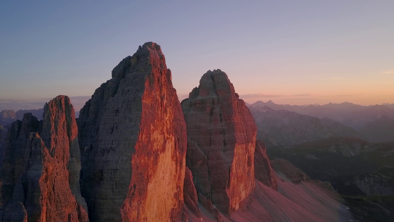 白云石著名山Tre Cime di Lavaredo航拍视频素材