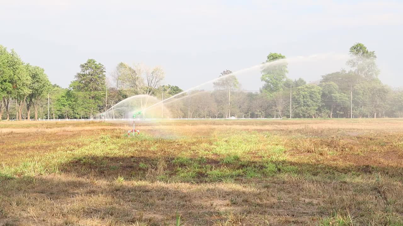 灌溉系统正在给牧场浇水。视频素材