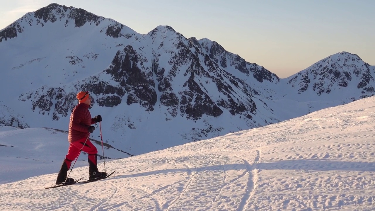 登山者沿着雪岭攀登皮林山全景视频素材