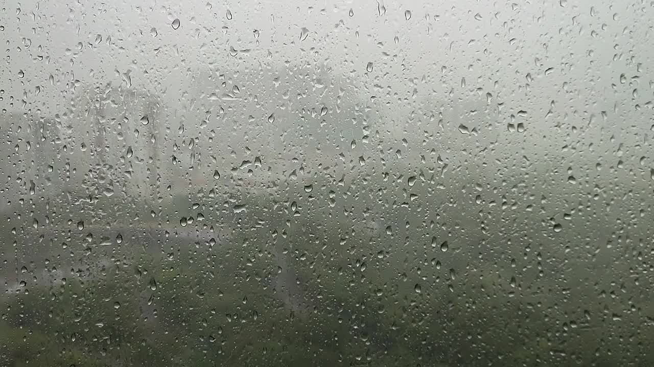 从潮湿的窗户看下雨的城市视频下载