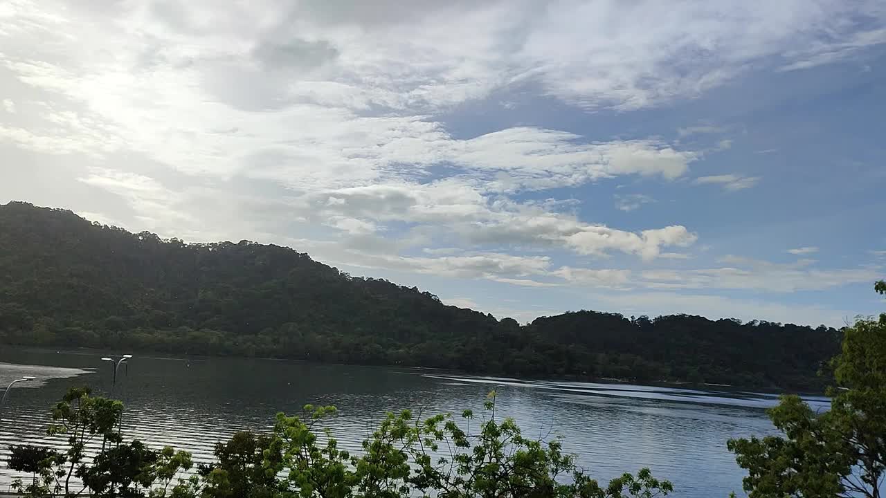 海边的风景与山和云在雨中视频下载