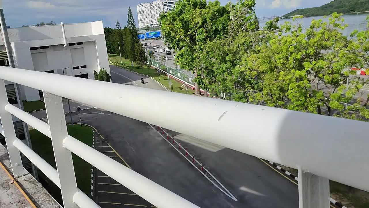 海边的风景与山和云在雨中视频下载